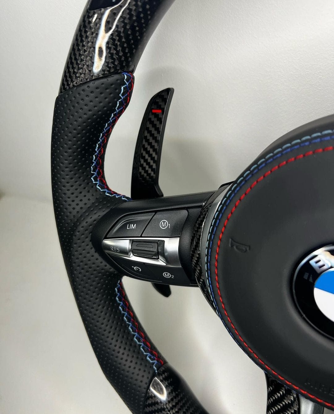 Systemcar67™Volant BMW LED palettes en carbone Série 1-7 et X1-X5 X3 X5
Avec airbag