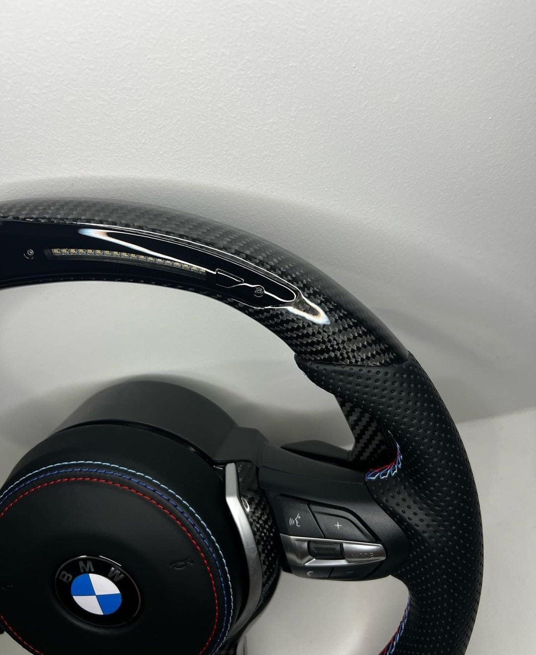 Systemcar67™Volant BMW LED  palettes en carbone Série 1-7 et X1-X5 X3 X5
Avec airbag
